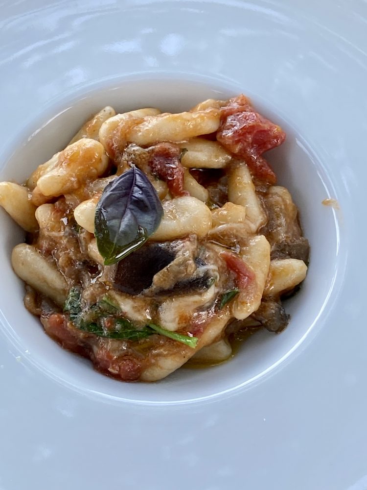 Temi di Terra - Cavatelli acqua e farina con sugo di melanzane