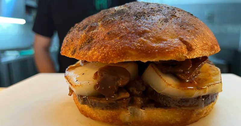 Panino con seitan ai funghi trifolati Logrò, caciocavallo arrosto e cipolla alifana di Valerio Valente