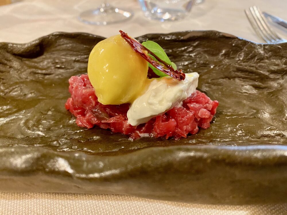 Bufalo e bufala…tartare di bufalo, stracciatella di bufala, gelato al pomodoro datterino