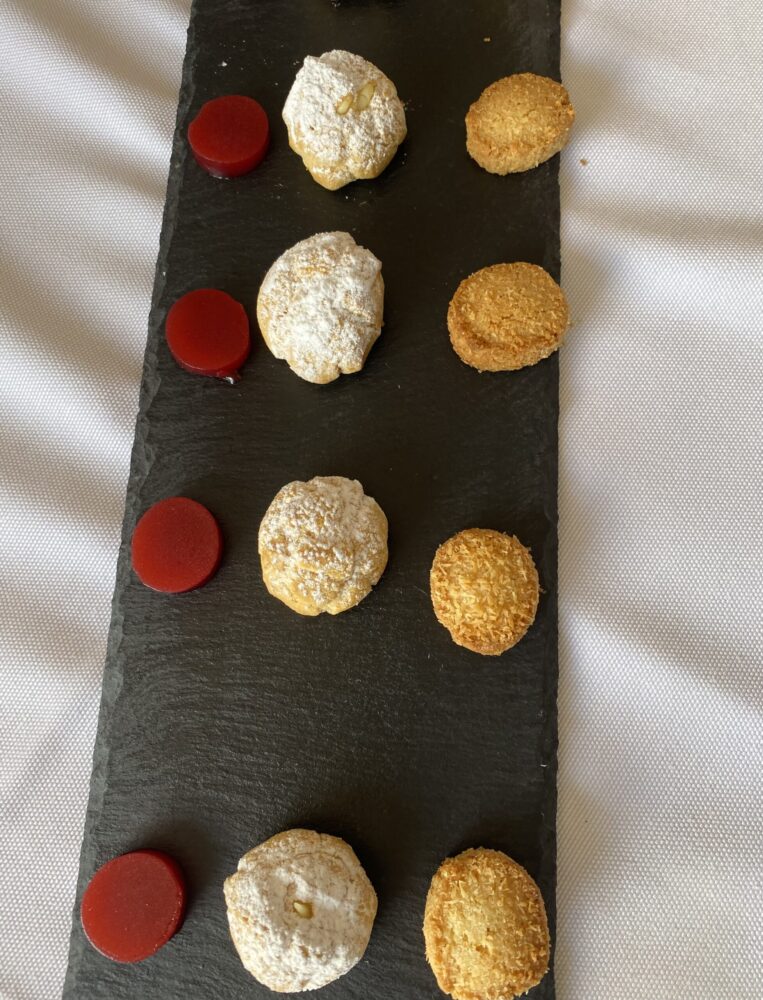 Frollìni al cocco, Gelatina di lamponi e spumante di fiano, Bigne' con crema tradizionale - Green Resort