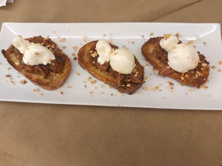 L'Oro di Napoli, bruschetta con pane al lievito madre, genovese, burratina di bufala, miele di acacia di Montecorvino e nocciola tonda di Giffoni igp