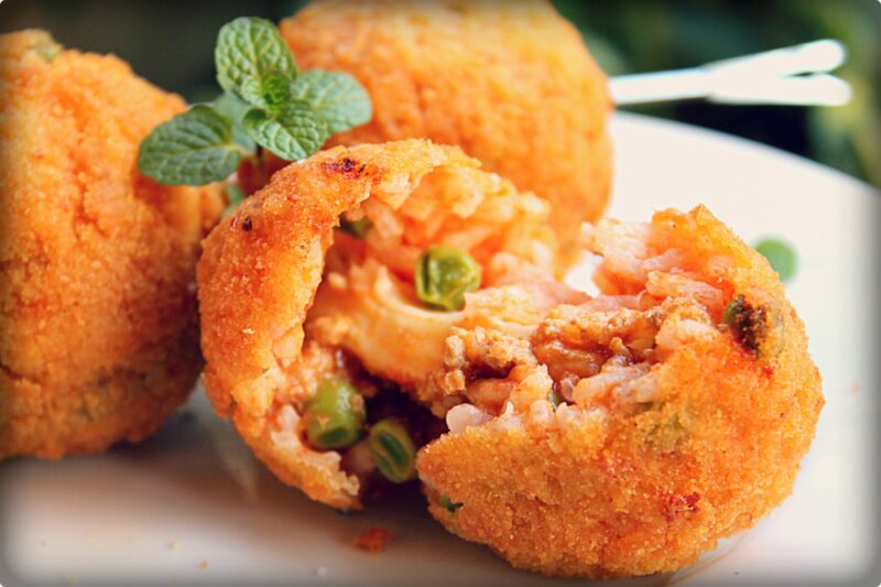 Come si fanno gli arancini napoletani, la ricetta delle palle di riso