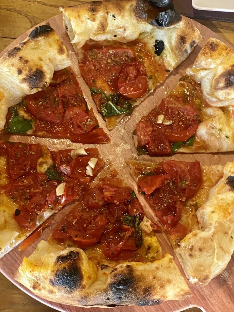 Pizzeria Federico Guarnascione - Marinara, sempre a rutiello, con pomodoro cannellino Flegreo, origano di montagna, aglio nero e basilico.