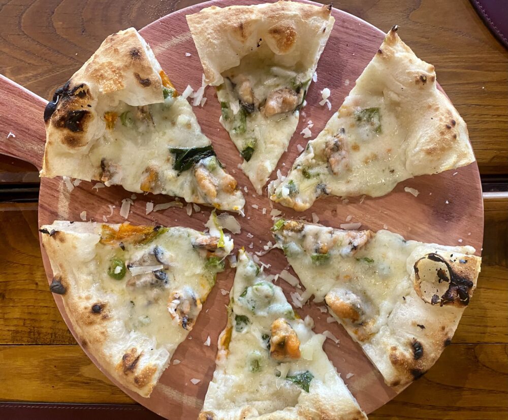 Pizzeria Federico Guarnascione - pizza a rutiello, con fiordilatte di Agerola, cozze, peperoncini verdi, fiori di zucca e scaglie di pecorino sardo