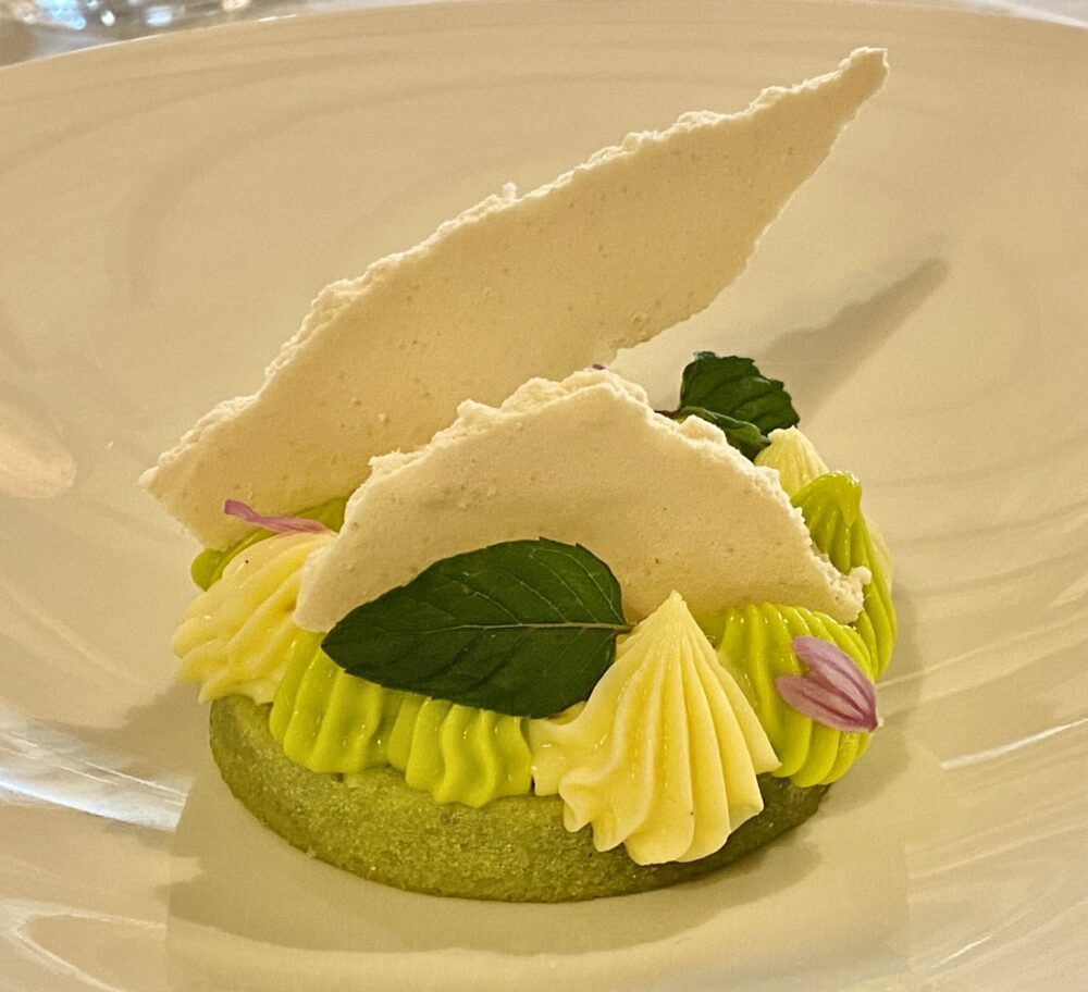 Verde Rinfrescante, con genoise alle mandorle, crema alle erbette, sorbetto di sedano e limone