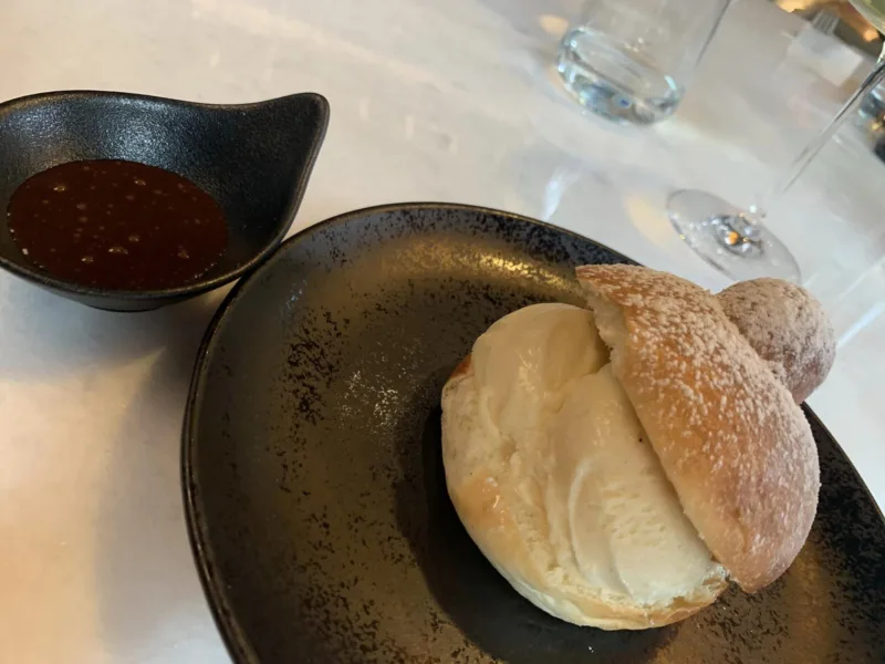 Bistrot di Pescheria, brioche con gelato e crema al cioccolato e caffè