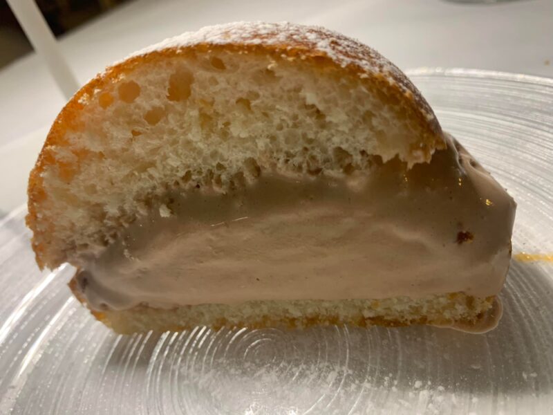 Il Veliero ad Acciaroli, brioche con gelato alla nocciola