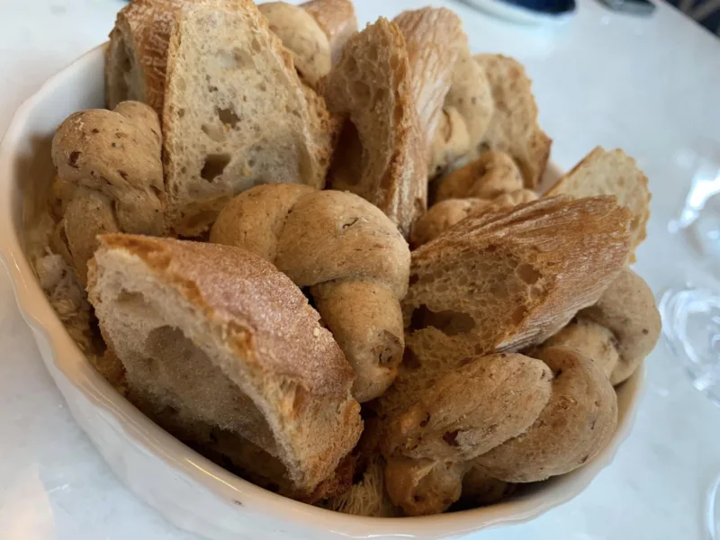 Bistrot di Pescheria, pane e taralli