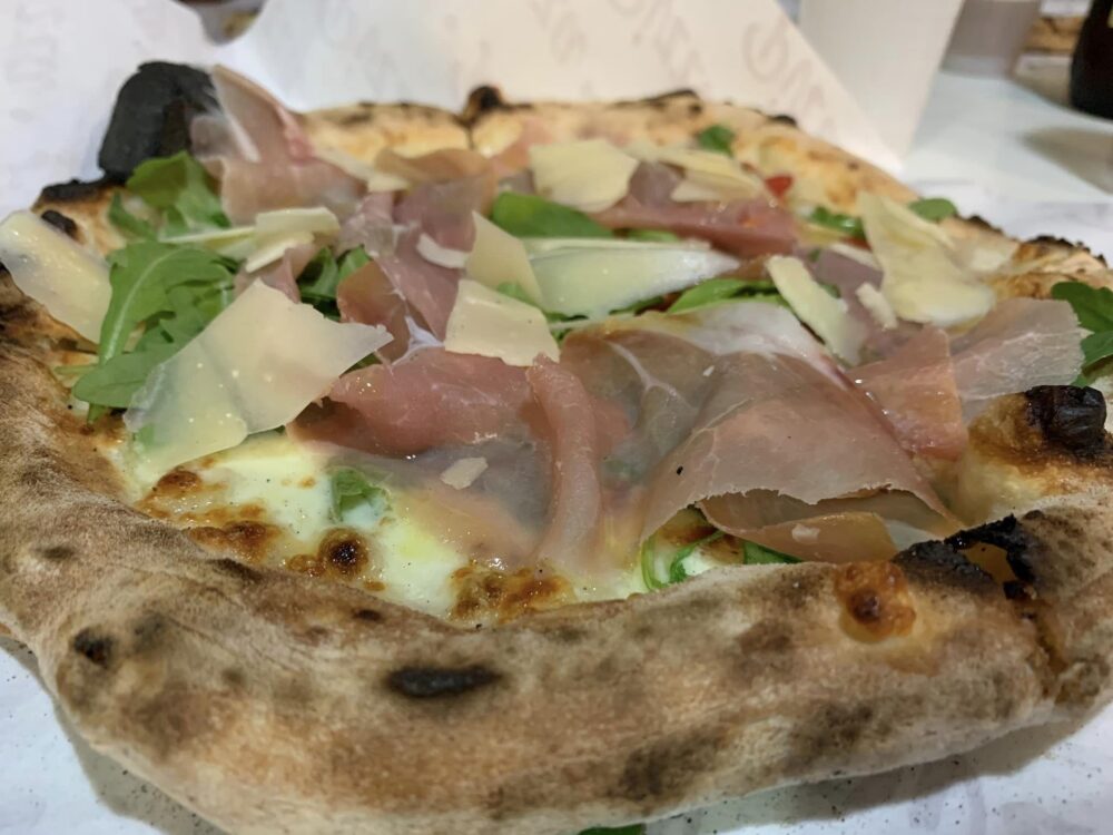 Pizzeria Carminuccio a Mariconda, con crudo, rucola e grana