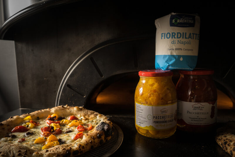 Pizza con pacchetelle di Pomodoro del Piennolo del Vesuvio TerraViva e fiordilatte Latteria Sorrentina