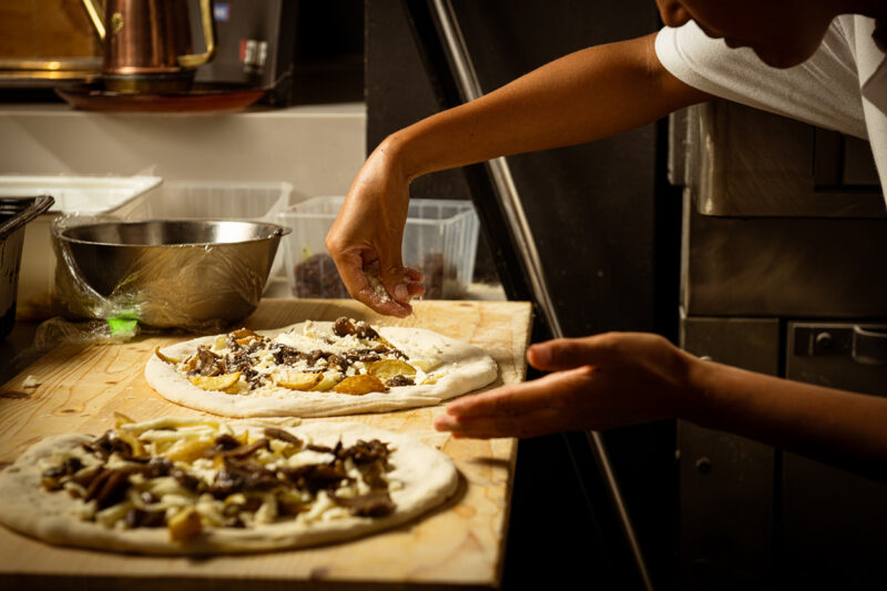 Pizza con funghi trifolati Robo, pollo allo spiedo e fiordilatte Latteria Sorrentina
