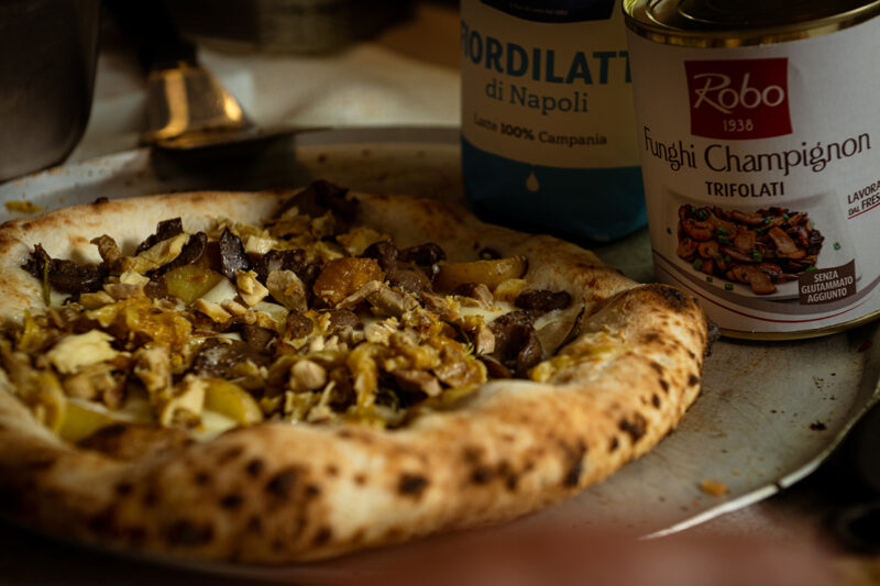 Pizza con funghi trifolati Robo, pollo allo spiedo e fiordilatte Latteria Sorrentina