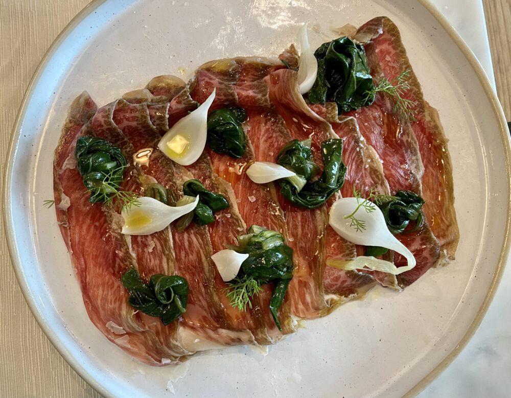 Carpaccio di picanha al sale, bietoline e cipollato caramellato - Scelto