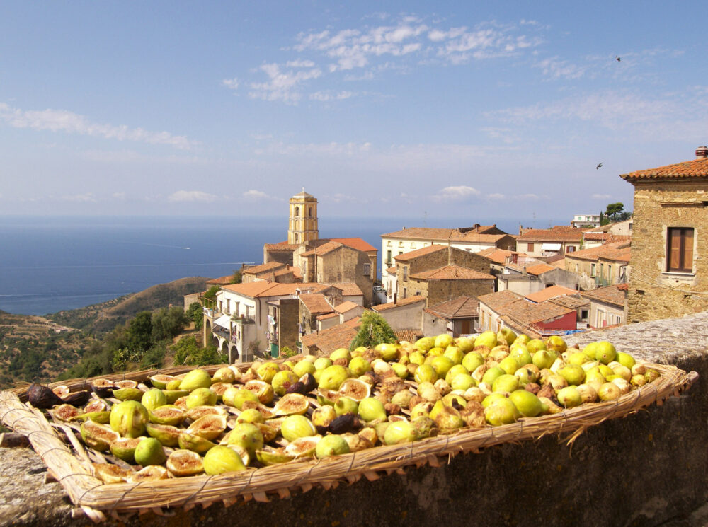 Fichi secchi- essiccazione al sole