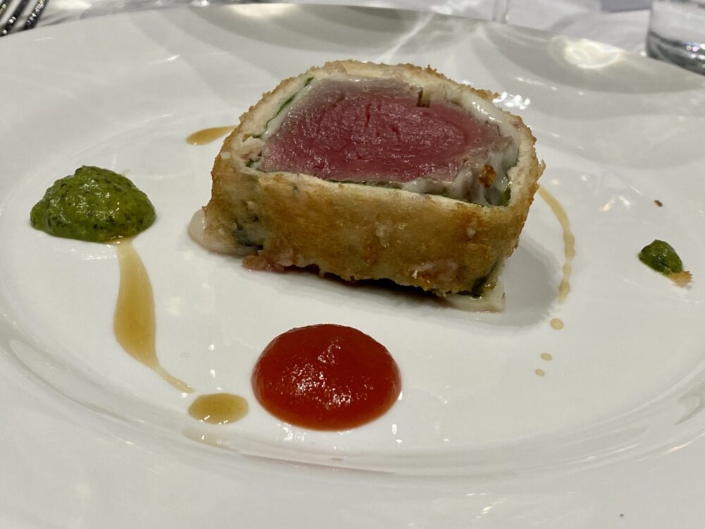 Filetto di manzo del Beneventano in crosta di pane e guanciale con crema verde e pomodoro piccante - Don Alfonso 1890