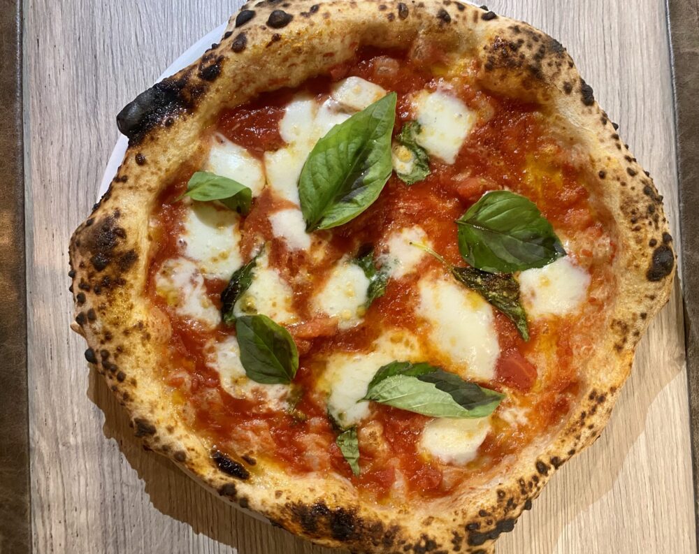 Pizza Margherita_ Pomodoro San Marzano D.O.P, fior di latte Agerola, basilico, olio Evo - Pizzeria Prisco Pizza & Spirits