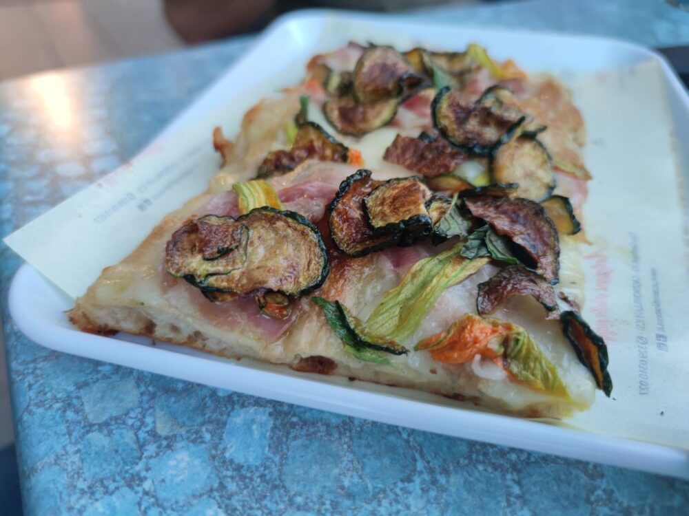 Pizzeria Da Filomena - la pizza con fior di latte, guanciale di suino nero, zucchine fritte, fiori di zucca e parmigiano