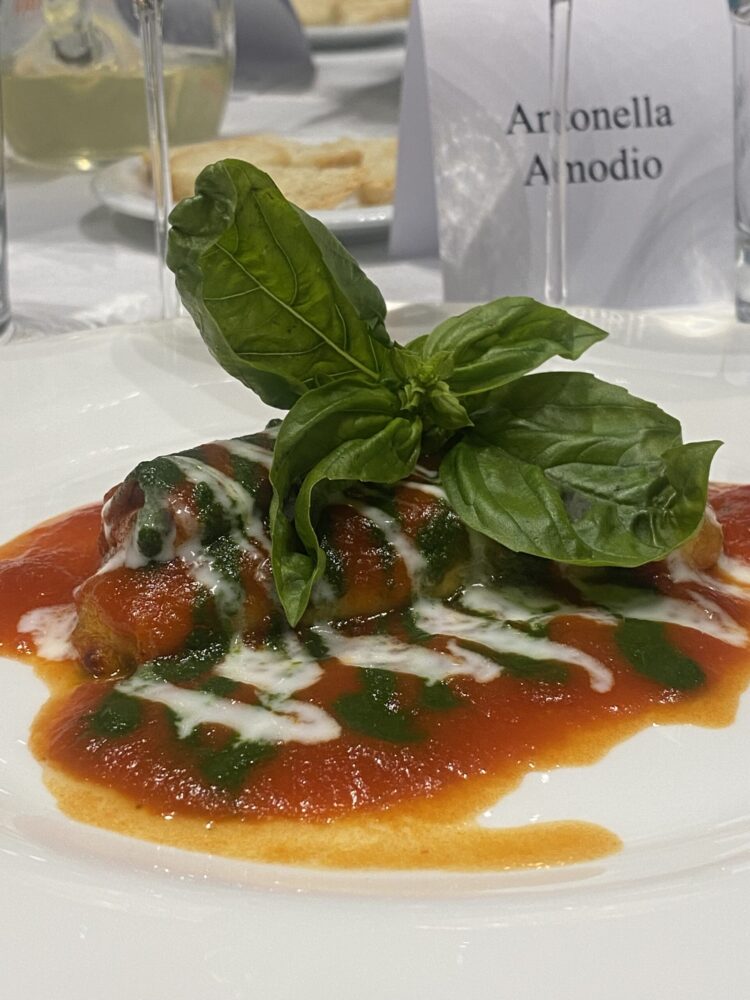 Strascinati di nonno Ernesto, mozzarella e basilico su ragu' di pomodoro San Marzano -Don Alfonso 1890