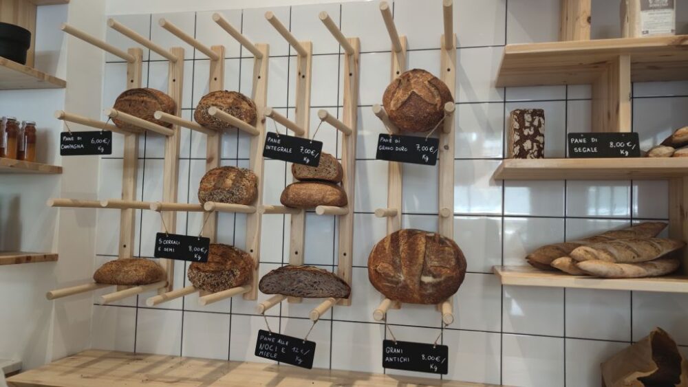 Triticum Micropanificio Agricolo - l'espositore del pane