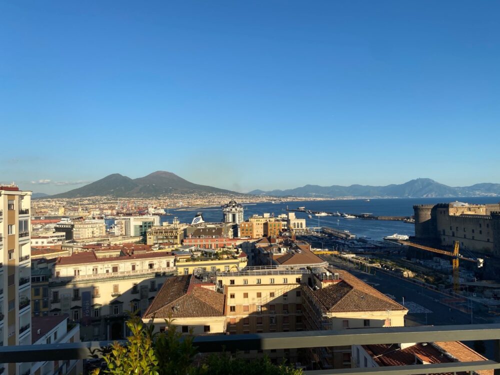 Un dolce per San Gennaro- panorama dalla terrazza del Roof Garden D'Angiò del Renaissance Naples Hotel Mediterraneo