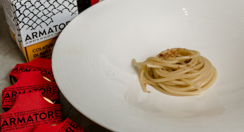 Vermicelli con acqua di pomodoro, colatura, sfoglie di bottarga e basilico