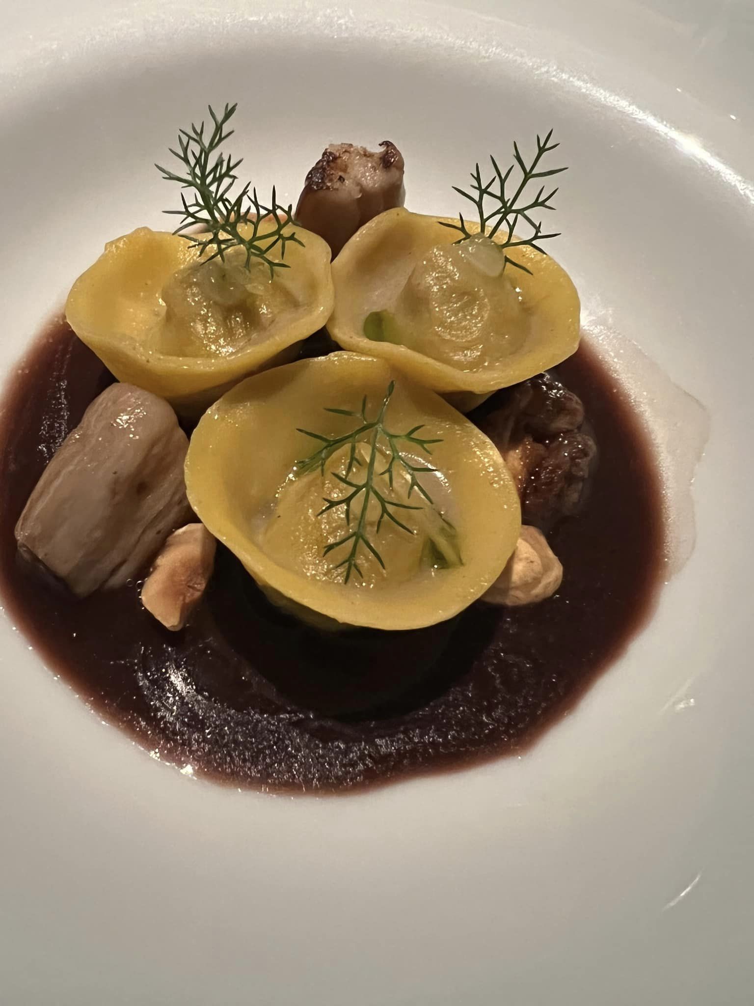 Imago all'Hassler - Ravioli di fegato di coniglio, spugnole, brodo di cacao e cedro