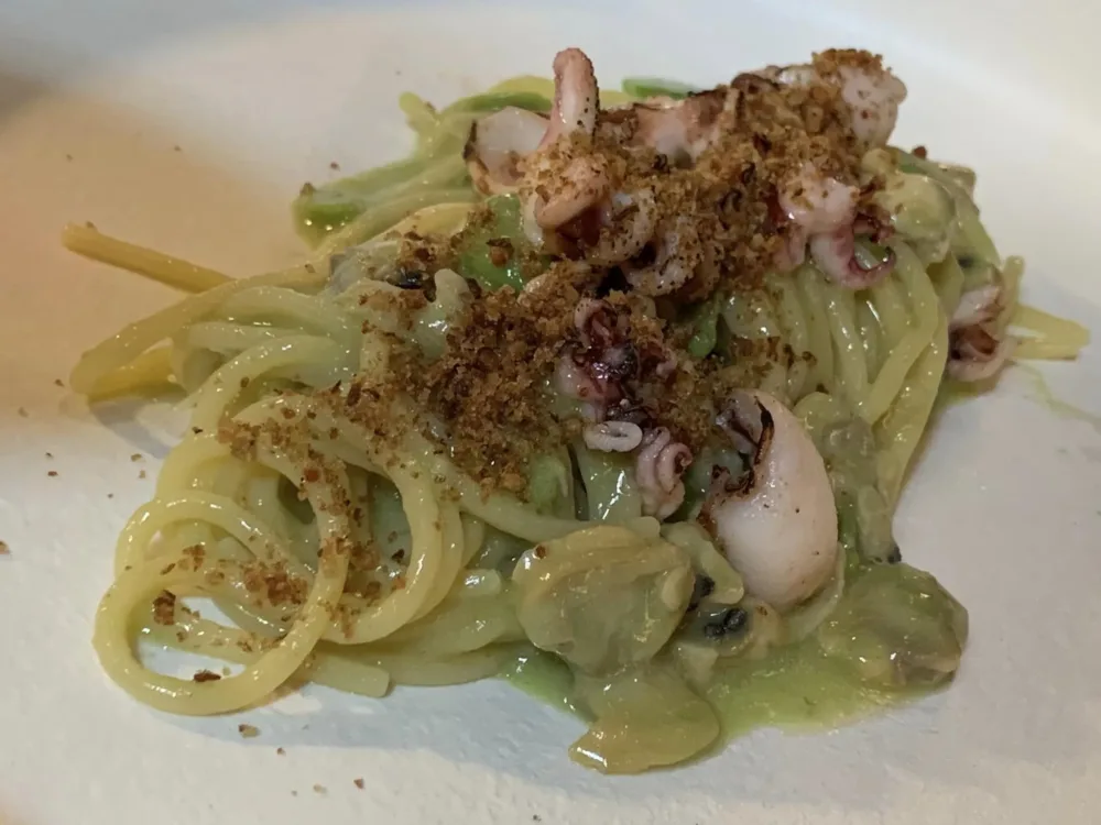 Casamare, spaghetti con favette, calamarelle e vongole veraci