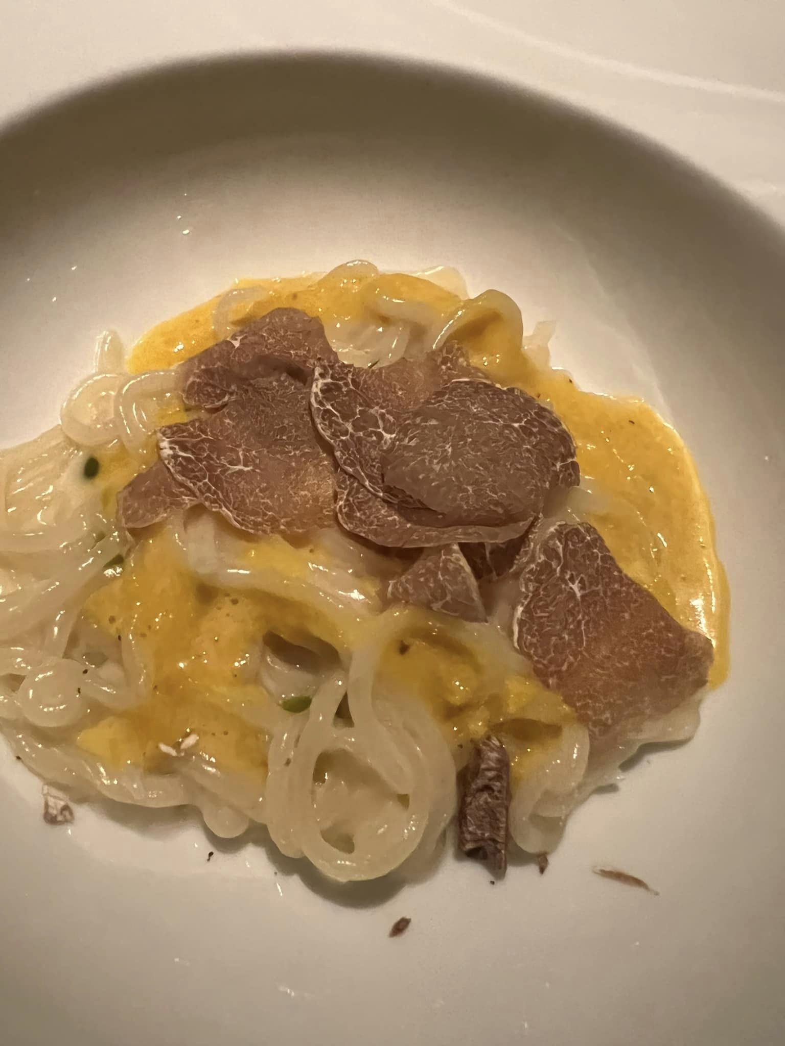 Imago all'Hassler -Spaghetti di patate, salsa all'uovo e tartufo bianco