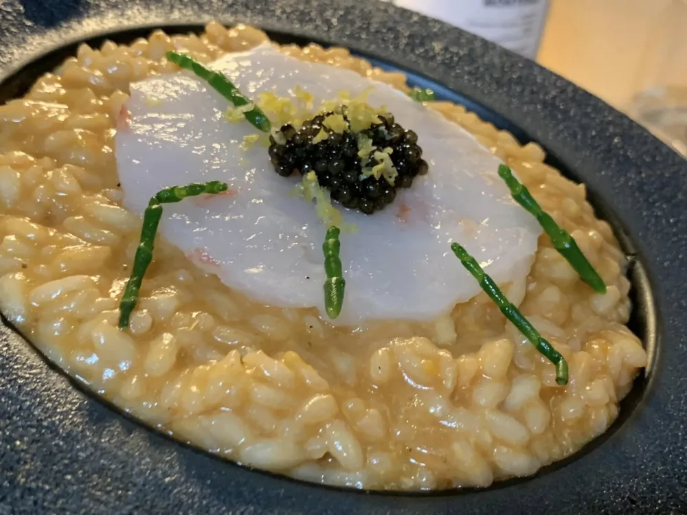 Casamare, spaghetti con favette, calamarelle e vongole veraci