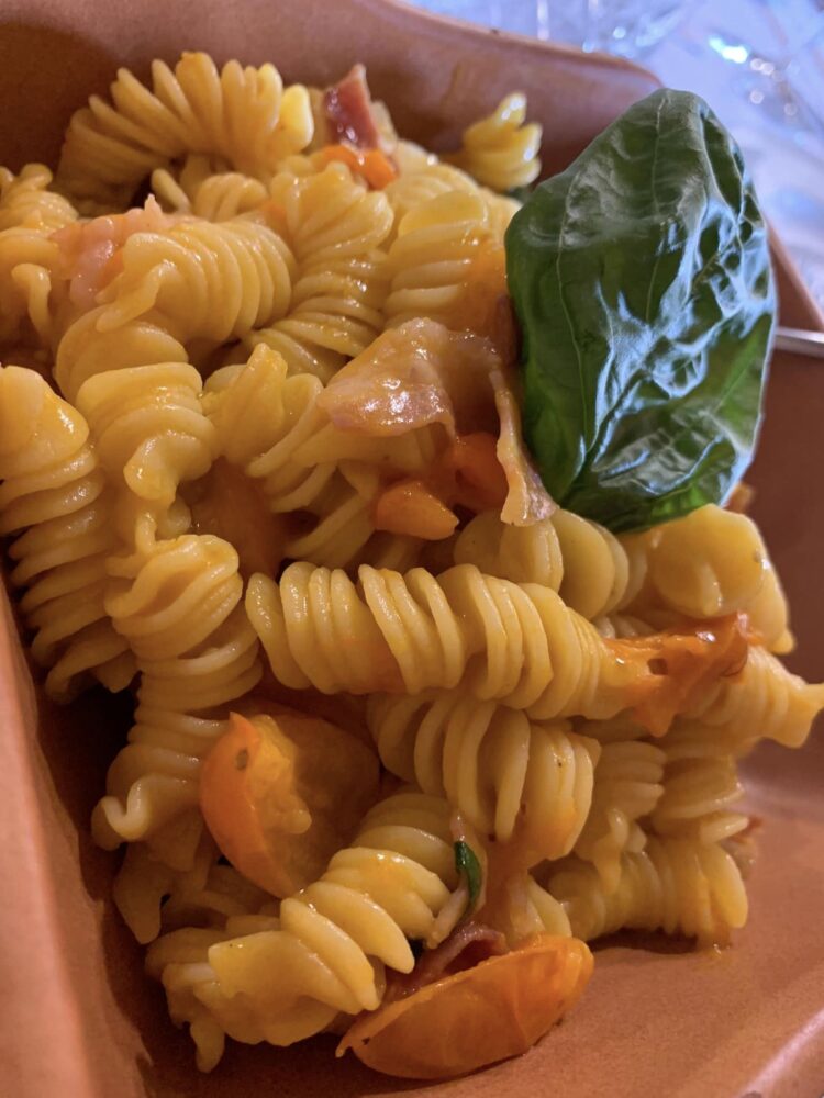 Pastificio Osteria alle pendici di Monte Erbano, fusilli con pomodorini gialli e pancetta