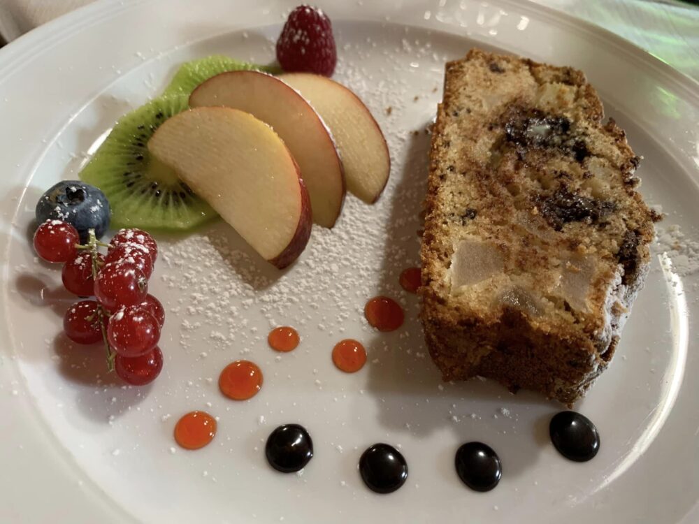 Pastificio Osteria alle pendici di Monte Erbano, torta casalinga di mele e cioccolato con frutta fresca