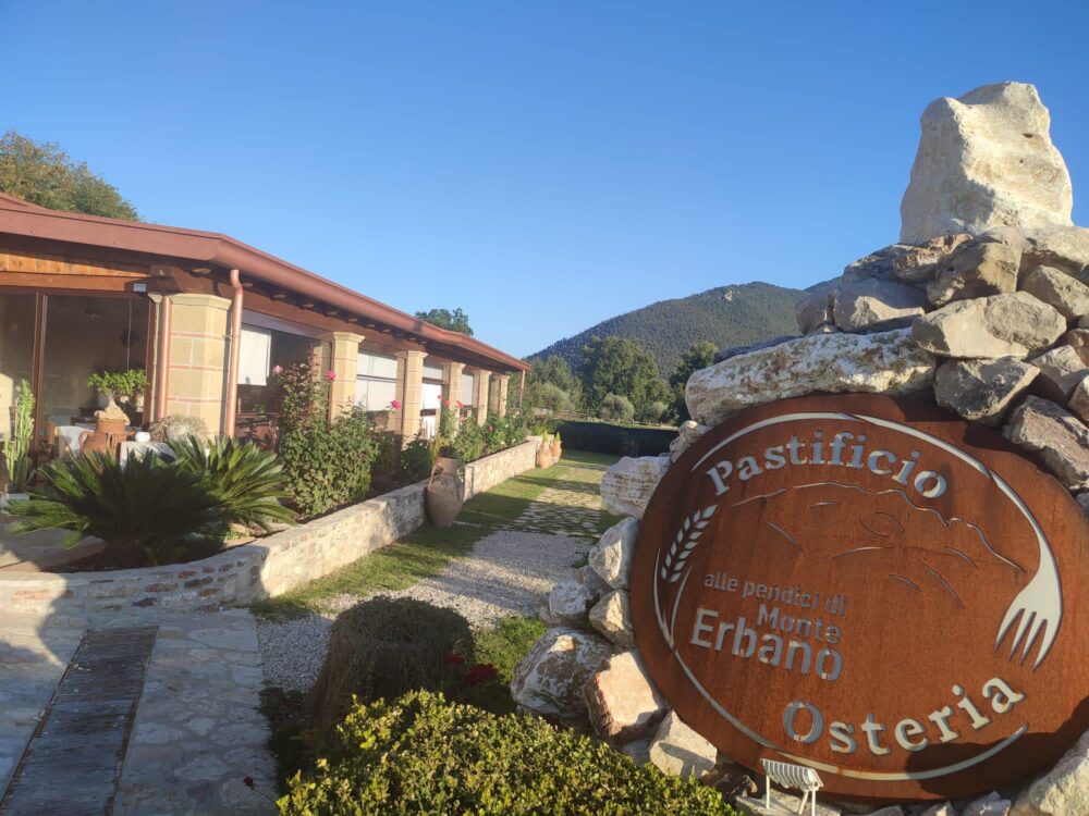 Pastificio Osteria alle pendici di Monte Erbano, l'ingresso alla struttura