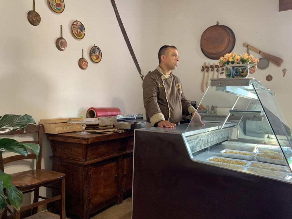 Pastificio Osteria alle pendici di Monte Erbano, Sisto al banco del pastificio