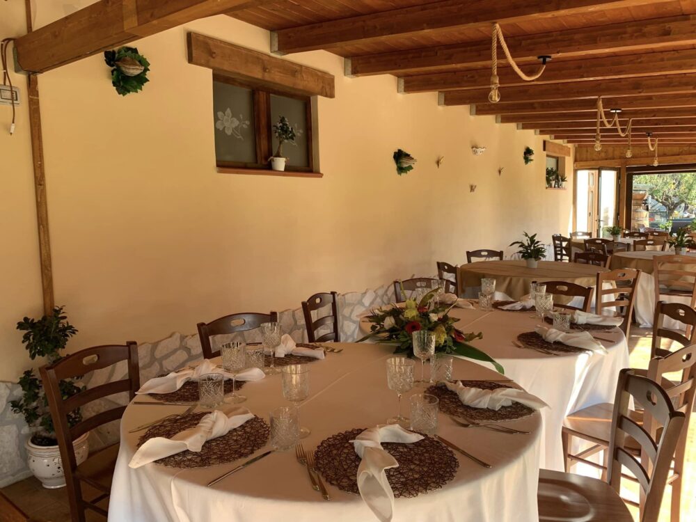 Pastificio Osteria alle pendici di Monte Erbano, i tavoli all'esterno