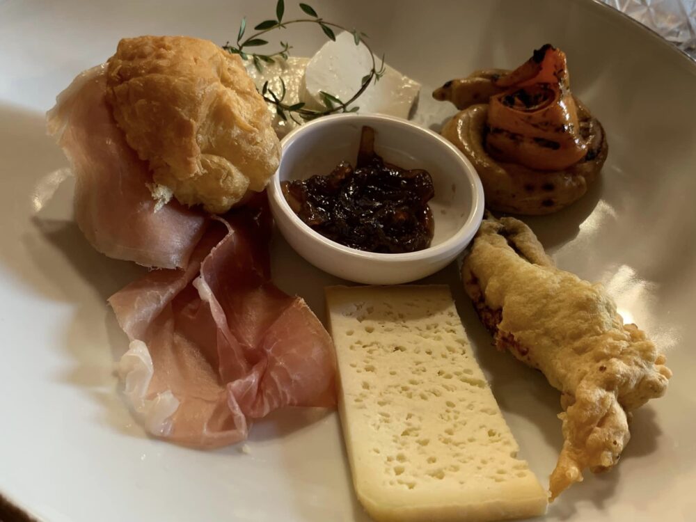 Pastificio Osteria alle pendici di Monte Erbano, il benvenuto con prosciutto, formaggi locali e l'orto