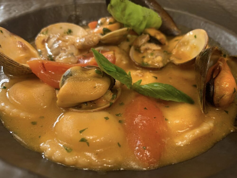 'O Canonico a Sorrento, raviolini di pesce in zuppetta di cozze e vongole