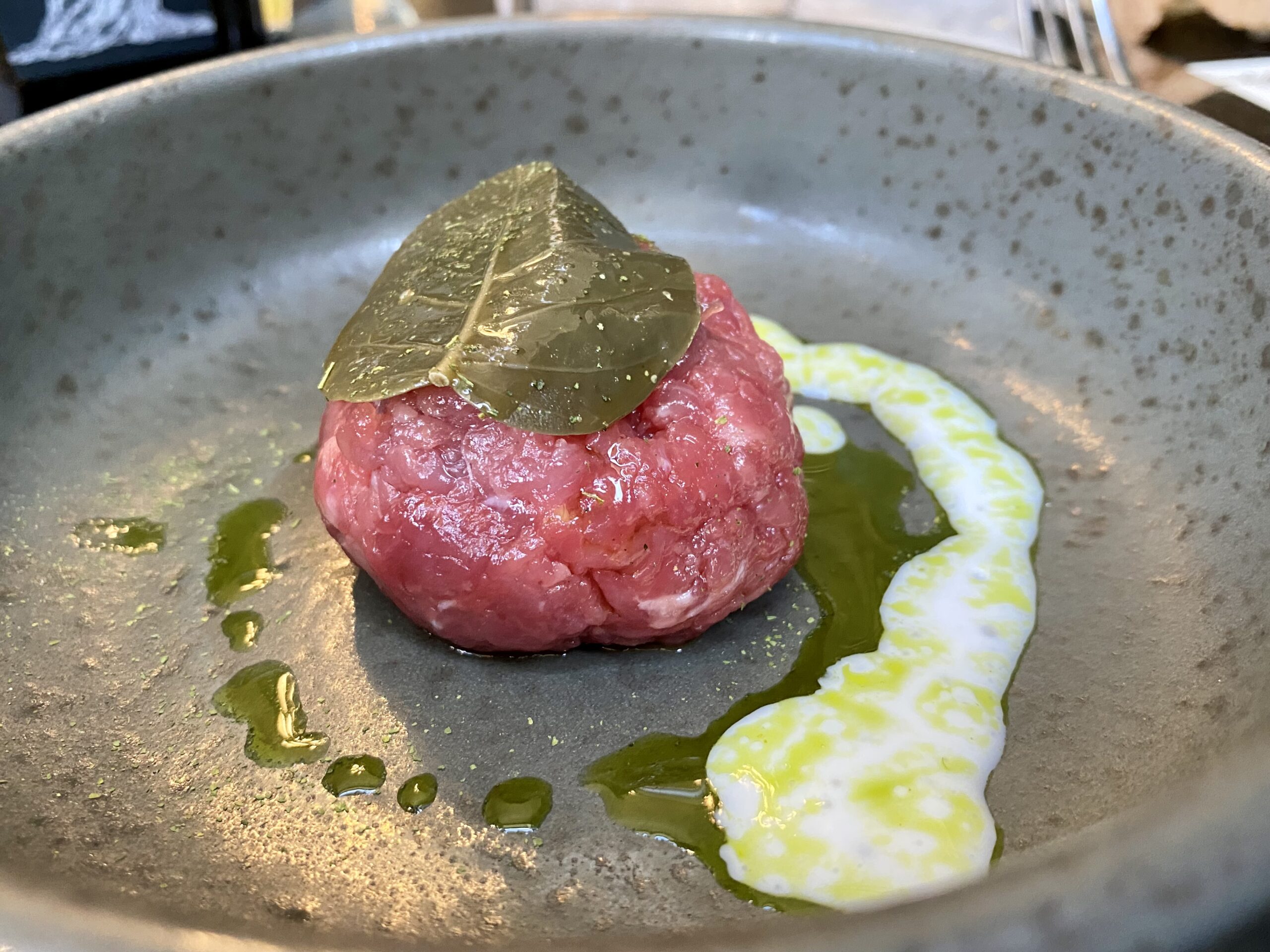 Battuta-di-fassona-acqua-di-bufala-foglie-di-cappero-e-prezzemolo