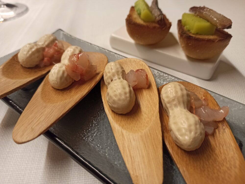 Don Raffae' - Amuse bouche - Gelaso salato di Arachidi e tartare di Gambero Rosso