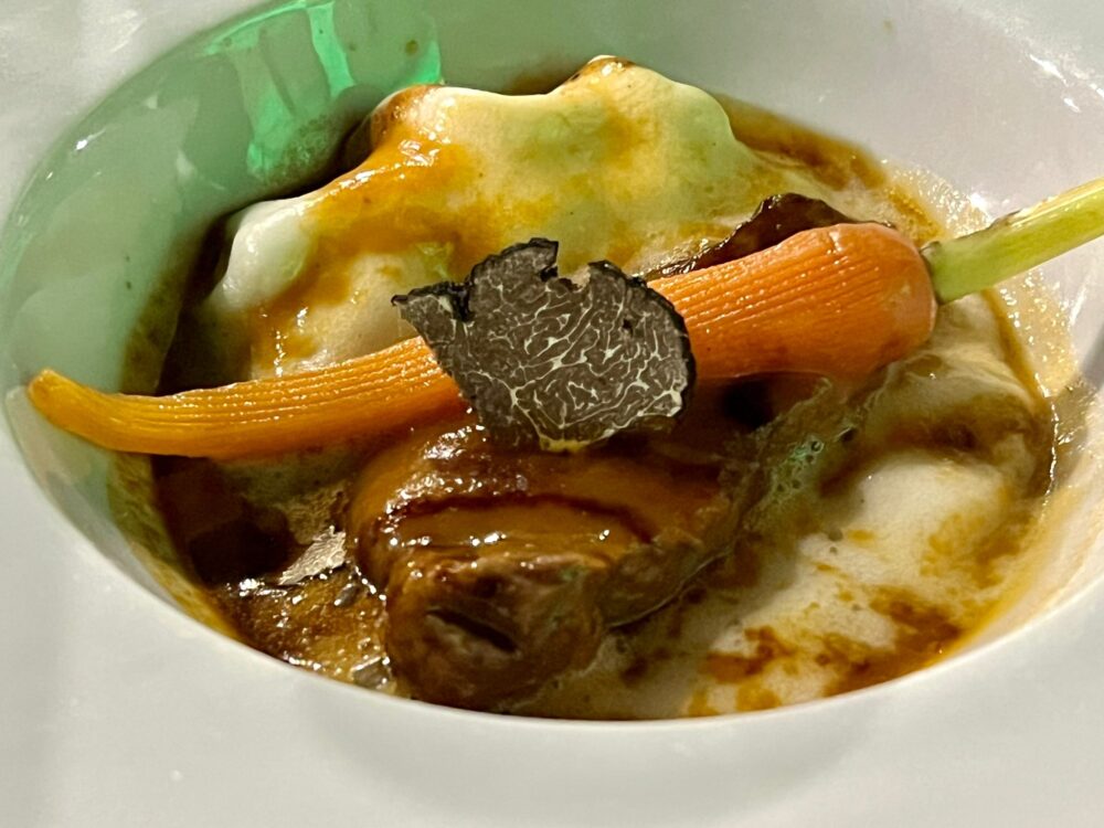 Gala' dell'Olio - guancia di vitello nappata con il suo fondo di cottura su morbido fi patata invernale, carotina baby, vin cotto di fichi e scorzone nero di Murgia