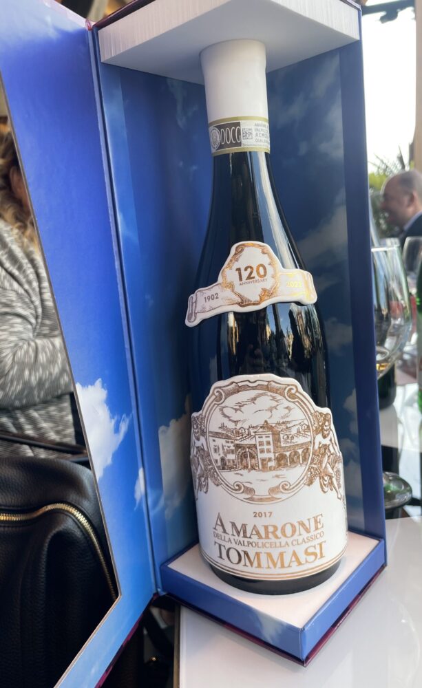 L'etichetta in ceramica di Seletti sul 120 Anniversary Amarone Tommasi