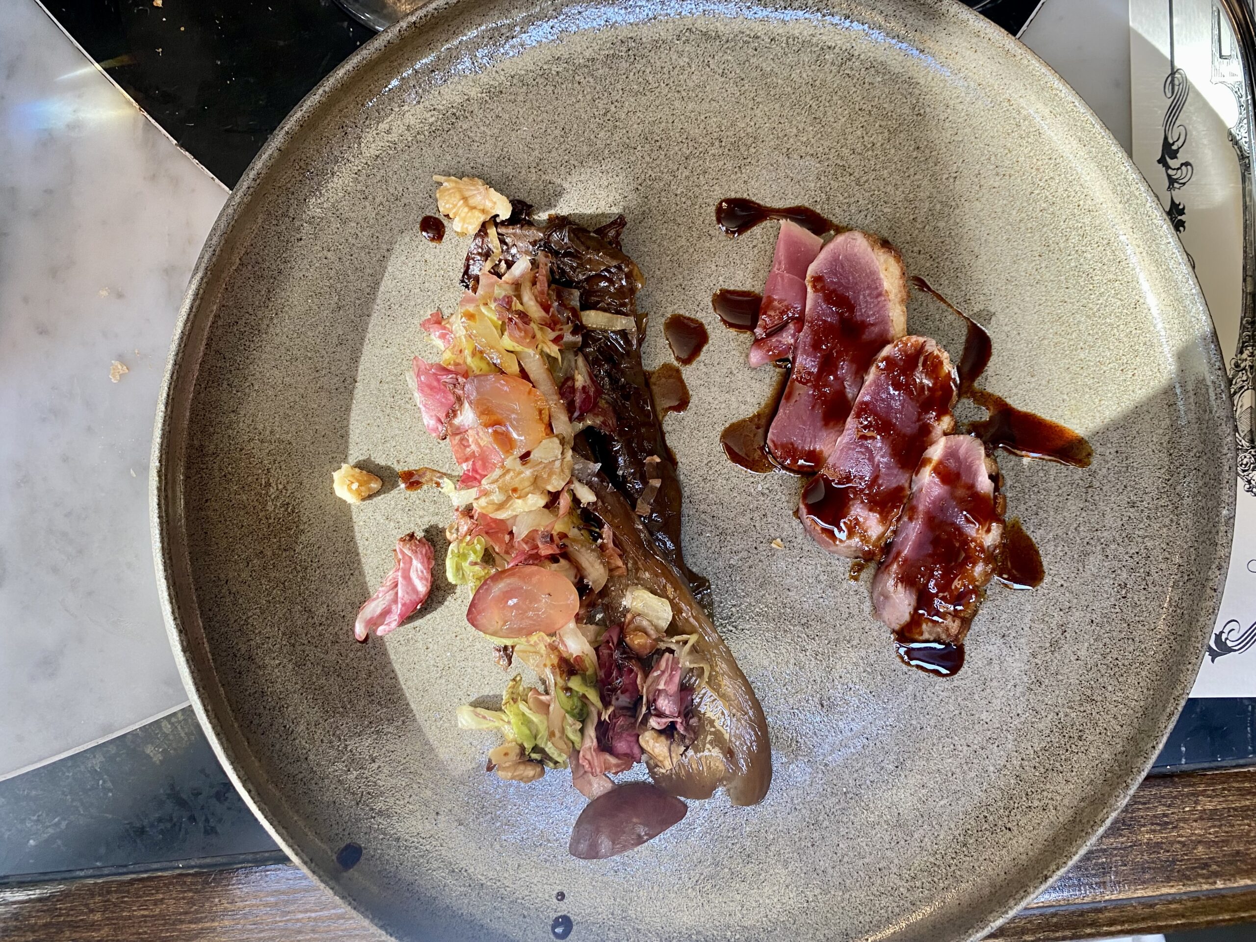 Petto-danatra-salsa-alla-pechinese-radicchio-crudo-e-cotto-uva-e-noci-