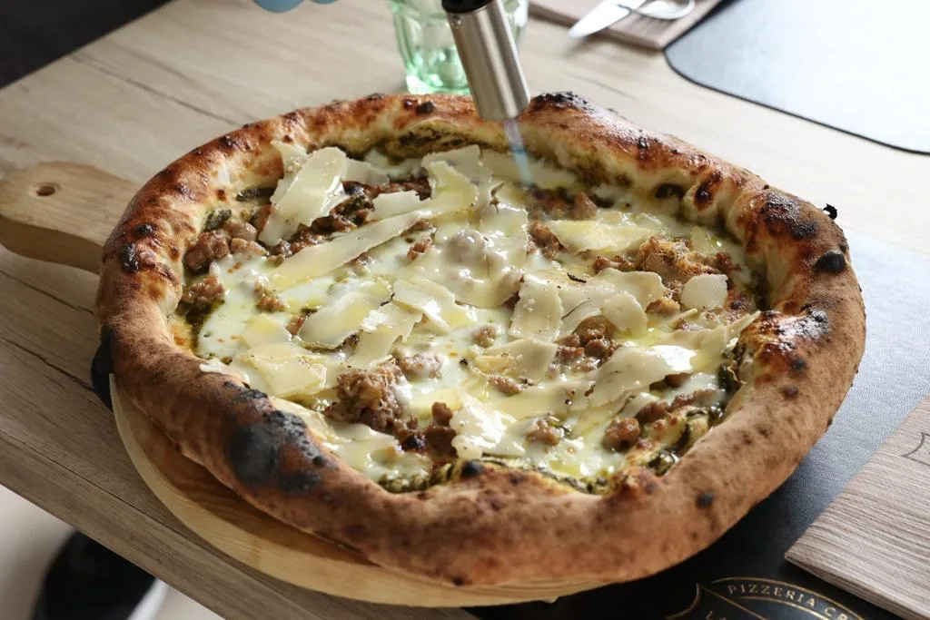 Pizza Lombardi di Carmine Prisco, specialità della Pizzeria Lombardi Santa Chiara