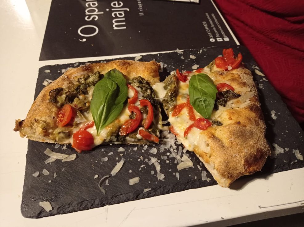 Pizzeria Scostumata Pizza con scarola