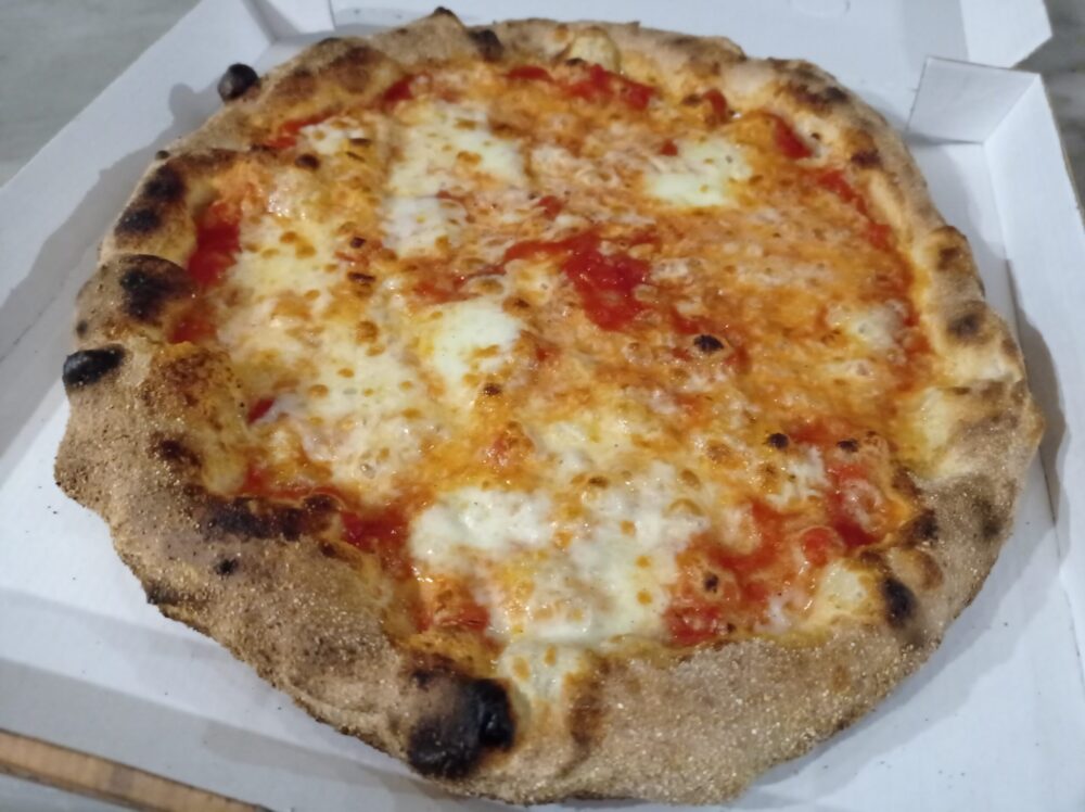 Pizzeria Scostumata pizza margherita