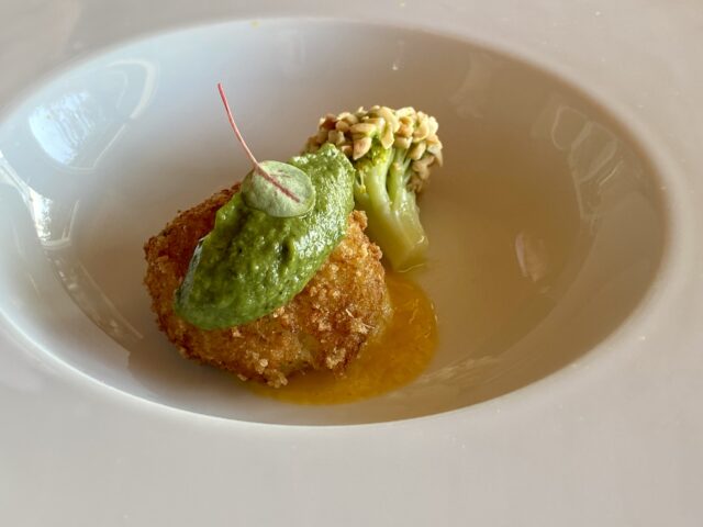 Pralina-di-baccalà-e-patate-al-panko-purè-di-broccoli-e-arachidi - Baya Restaurant