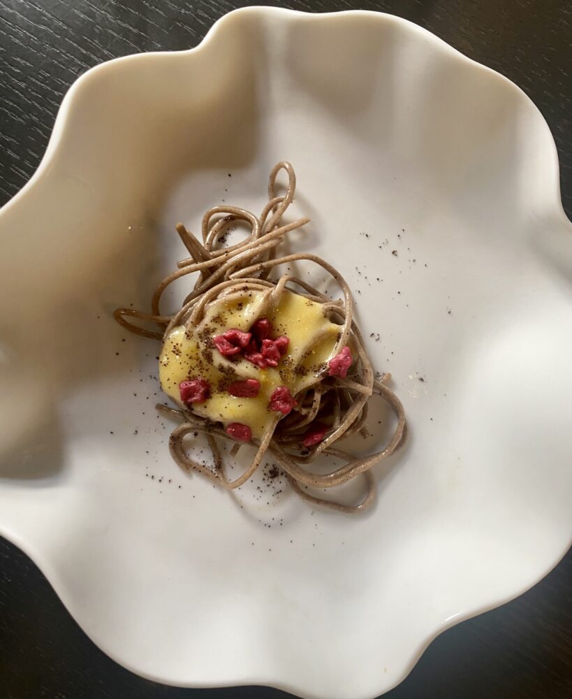 Pre-dessert_ Finta carbonara di spaghetti di soba con lemon curd, lampone croccante e polvere di caffè