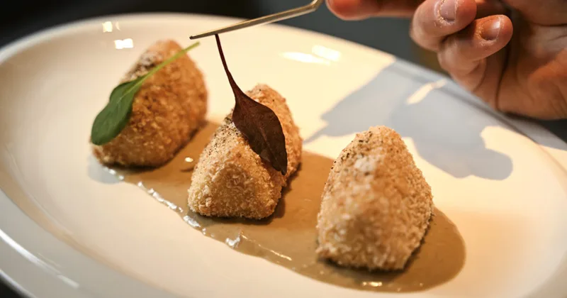 Ricotta croccante con sale, pepe e crema di porcini di Fabio Russo