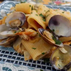 Storia e Sapori - Mezzo Pacchero con Stoccafisso e Vongole ai 2 Pomodorini del Piennolo