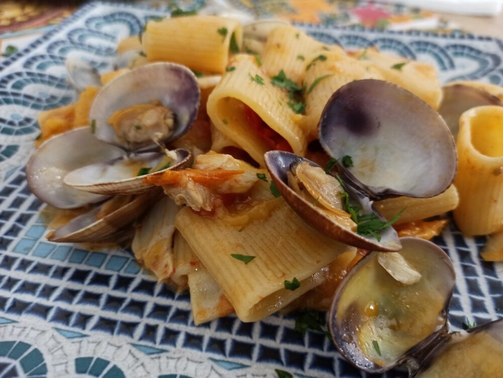 Storia e Sapori - Mezzo Pacchero con Stoccafisso e Vongole ai 2 Pomodorini del Piennolo