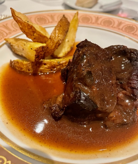 Stracotto glassato al caffè con patate alle erbe
